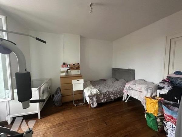 Immeuble de 3 logements de 226 m² édifié sur 707 m² de terrain, avec une grange à rénover 