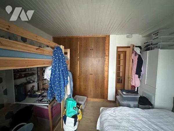 Immeuble de 3 logements de 226 m² édifié sur 707 m² de terrain, avec une grange à rénover 