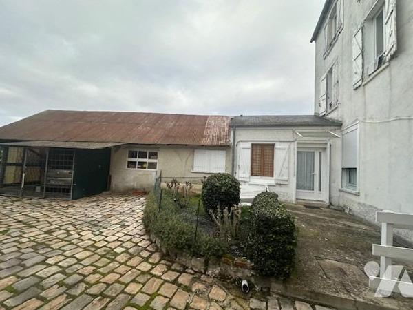 Immeuble de 3 logements de 226 m² édifié sur 707 m² de terrain, avec une grange à rénover 