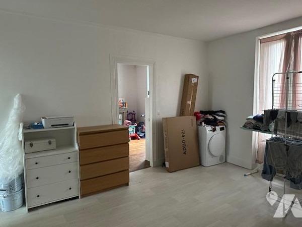 Immeuble de 3 logements de 226 m² édifié sur 707 m² de terrain, avec une grange à rénover 