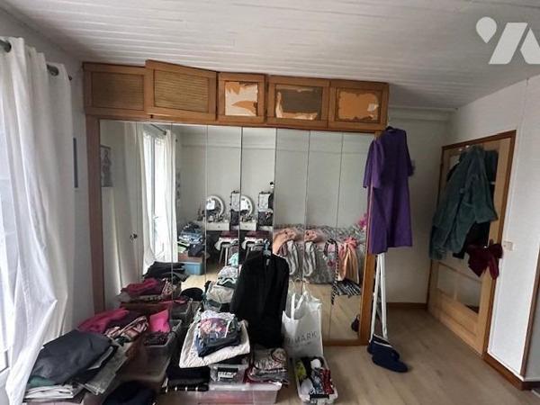 Immeuble de 3 logements de 226 m² édifié sur 707 m² de terrain, avec une grange à rénover 