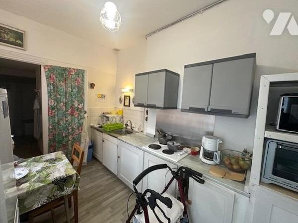 Immeuble de 3 logements de 226 m² édifié sur 707 m² de terrain, avec une grange à rénover 