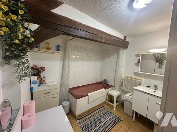 Immeuble de 3 logements de 226 m² édifié sur 707 m² de terrain, avec une grange à rénover 