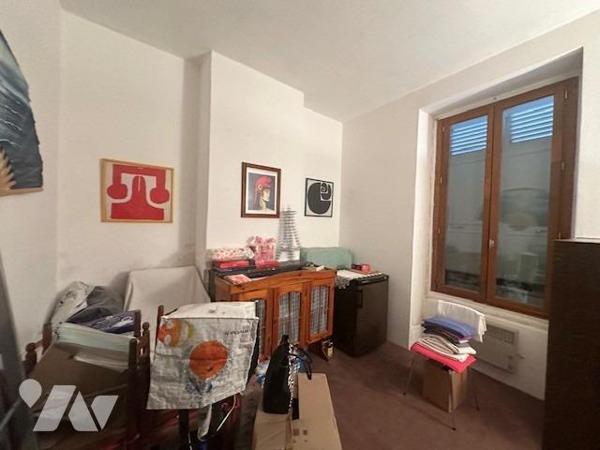 Immeuble de 3 logements de 226 m² édifié sur 707 m² de terrain, avec une grange à rénover 