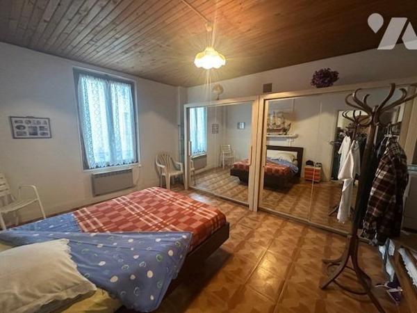 Immeuble de 3 logements de 226 m² édifié sur 707 m² de terrain, avec une grange à rénover 