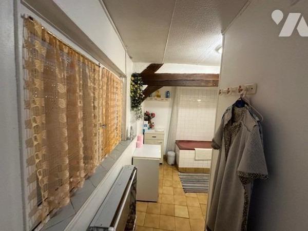 Immeuble de 3 logements de 226 m² édifié sur 707 m² de terrain, avec une grange à rénover 