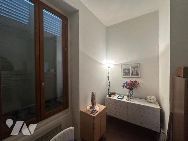 Immeuble de 3 logements de 226 m² édifié sur 707 m² de terrain, avec une grange à rénover 