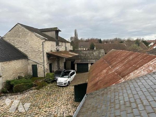 Immeuble de 3 logements de 226 m² édifié sur 707 m² de terrain, avec une grange à rénover 