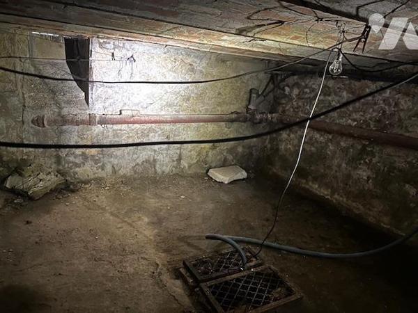 Immeuble de 3 logements de 226 m² édifié sur 707 m² de terrain, avec une grange à rénover 