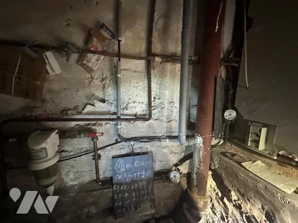 Immeuble de 3 logements de 226 m² édifié sur 707 m² de terrain, avec une grange à rénover 