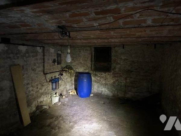 Immeuble de 3 logements de 226 m² édifié sur 707 m² de terrain, avec une grange à rénover 