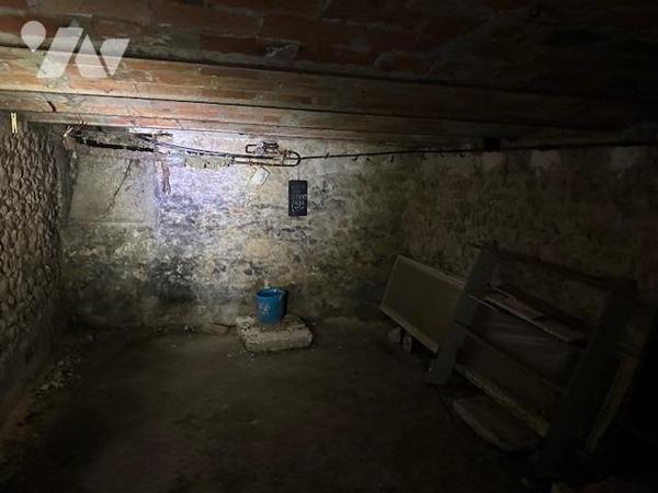 Immeuble de 3 logements de 226 m² édifié sur 707 m² de terrain, avec une grange à rénover 