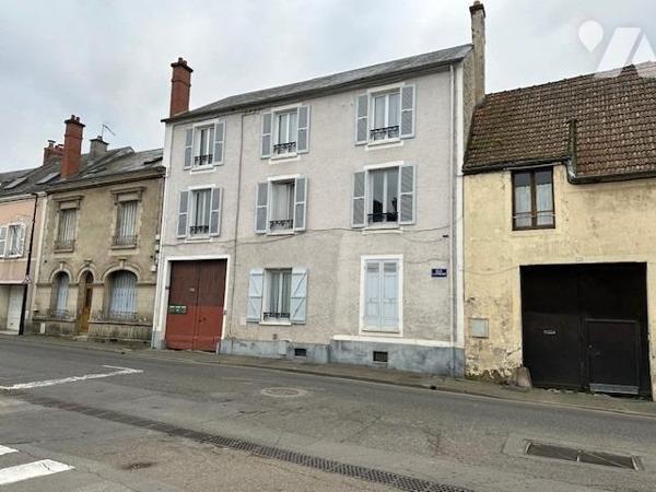 Immeuble de 3 logements de 226 m² édifié sur 707 m² de terrain, avec une grange à rénover 