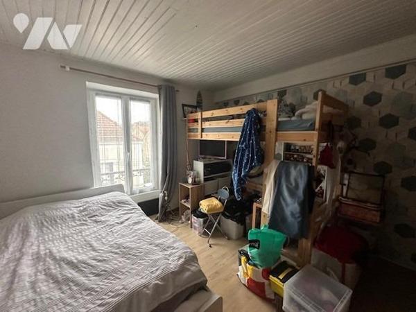 Immeuble de 3 logements de 226 m² édifié sur 707 m² de terrain, avec une grange à rénover 