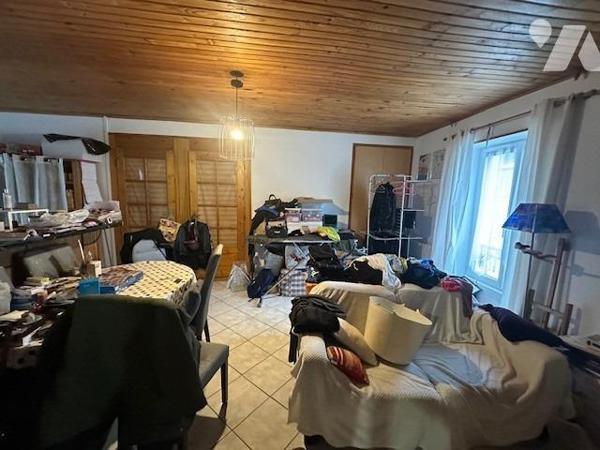 Immeuble de 3 logements de 226 m² édifié sur 707 m² de terrain, avec une grange à rénover 