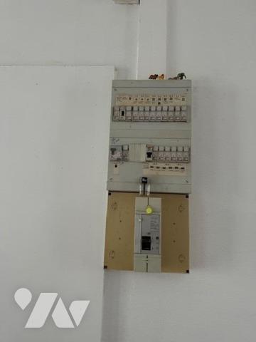 Immeuble de 3 logements de 226 m² édifié sur 707 m² de terrain, avec une grange à rénover 