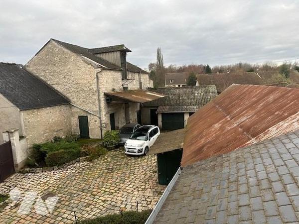 Immeuble de 3 logements de 226 m² édifié sur 707 m² de terrain, avec une grange à rénover 