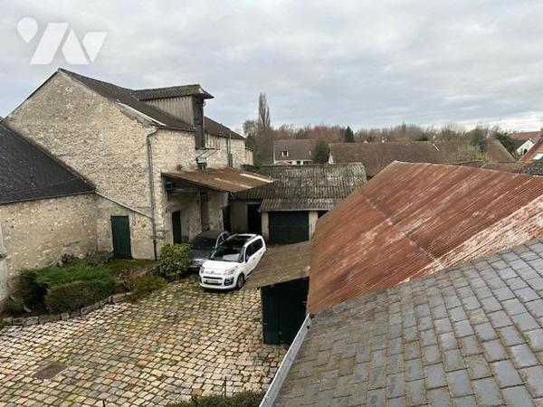 Immeuble de 3 logements de 226 m² édifié sur 707 m² de terrain, avec une grange à rénover 