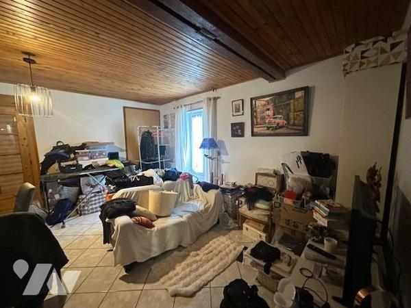 Immeuble de 3 logements de 226 m² édifié sur 707 m² de terrain, avec une grange à rénover 