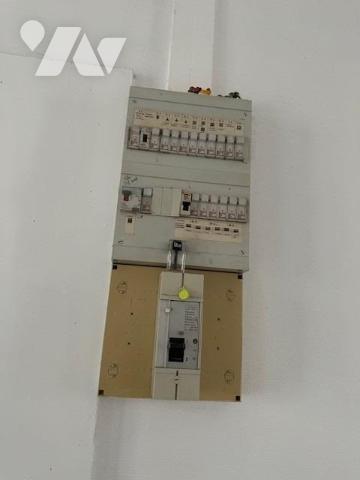 Immeuble de 3 logements de 226 m² édifié sur 707 m² de terrain, avec une grange à rénover 