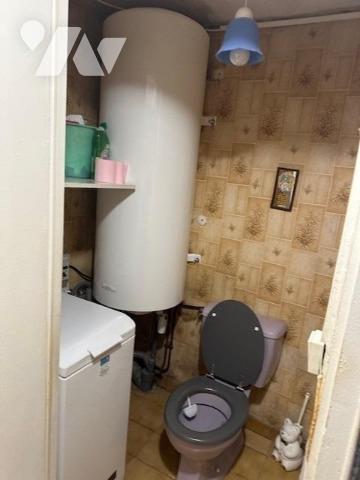 Immeuble de 3 logements de 226 m² édifié sur 707 m² de terrain, avec une grange à rénover 