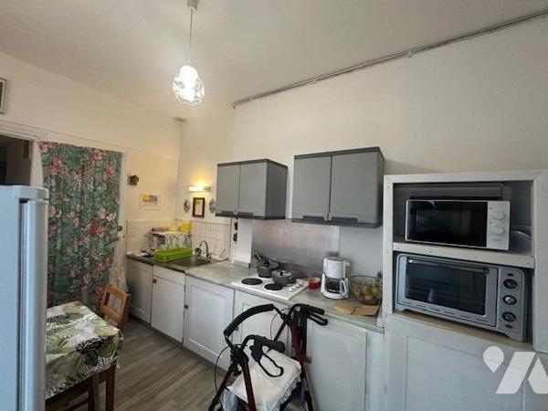 Immeuble de 3 logements de 226 m² édifié sur 707 m² de terrain, avec une grange à rénover 