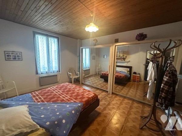 Immeuble de 3 logements de 226 m² édifié sur 707 m² de terrain, avec une grange à rénover 