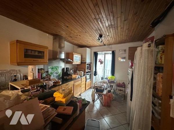 Immeuble de 3 logements de 226 m² édifié sur 707 m² de terrain, avec une grange à rénover 