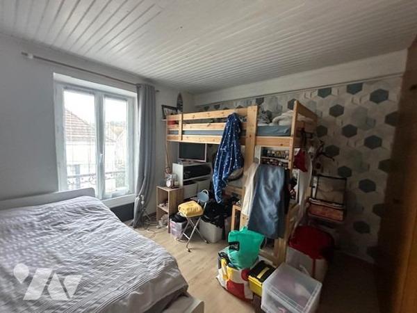 Immeuble de 3 logements de 226 m² édifié sur 707 m² de terrain, avec une grange à rénover 