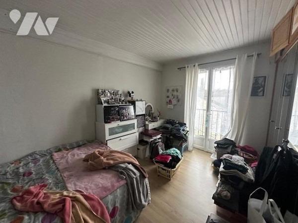 Immeuble de 3 logements de 226 m² édifié sur 707 m² de terrain, avec une grange à rénover 