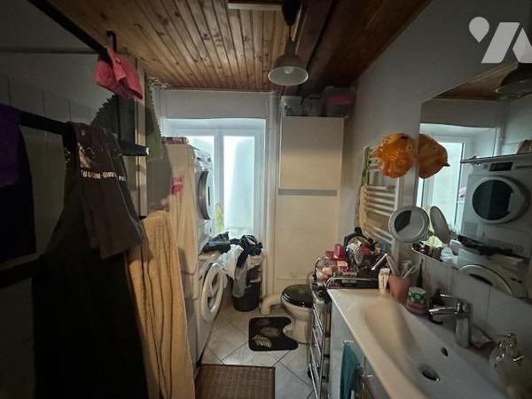 Immeuble de 3 logements de 226 m² édifié sur 707 m² de terrain, avec une grange à rénover 