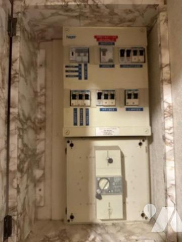 Immeuble de 3 logements de 226 m² édifié sur 707 m² de terrain, avec une grange à rénover 