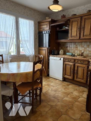 MAISON D'HABITATION AVEC 4 CHAMBRES, GARAGE ET JARDIN PROCHE COMMERCES ET ECOLES