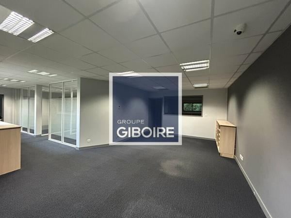 Local d'activites 734 m² à louer VEZIN-LE-COQUET (réf : 35.7324)