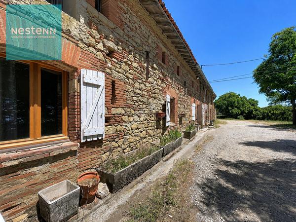 A Vendre, ferme lauragaise à rénover de 400m² au sol, avec combles aménageables, dépendances,  terrain de plus de 9000m² , sur les hauteurs de Gardouch