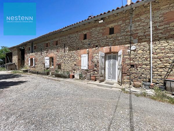 A Vendre, ferme lauragaise à rénover de 400m² au sol, avec combles aménageables, dépendances,  terrain de plus de 9000m² , sur les hauteurs de Gardouch