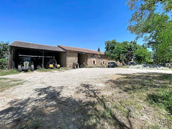 A Vendre, ferme lauragaise à rénover de 400m² au sol, avec combles aménageables, dépendances,  terrain de plus de 9000m² , sur les hauteurs de Gardouch