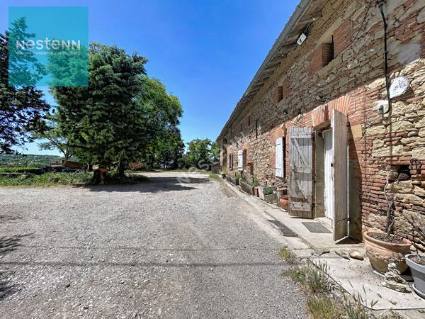 A Vendre, ferme lauragaise à rénover de 400m² au sol, avec combles aménageables, dépendances,  terrain de plus de 9000m² , sur les hauteurs de Gardouch