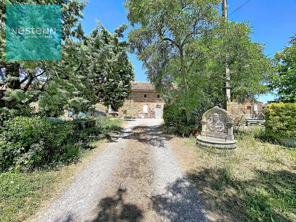 A Vendre, ferme lauragaise à rénover de 400m² au sol, avec combles aménageables, dépendances,  terrain de plus de 9000m² , sur les hauteurs de Gardouch