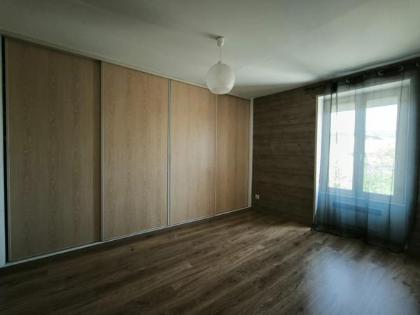 Givors-freydière appartement au second étage 77m² - 2 chambres-place de parking privative