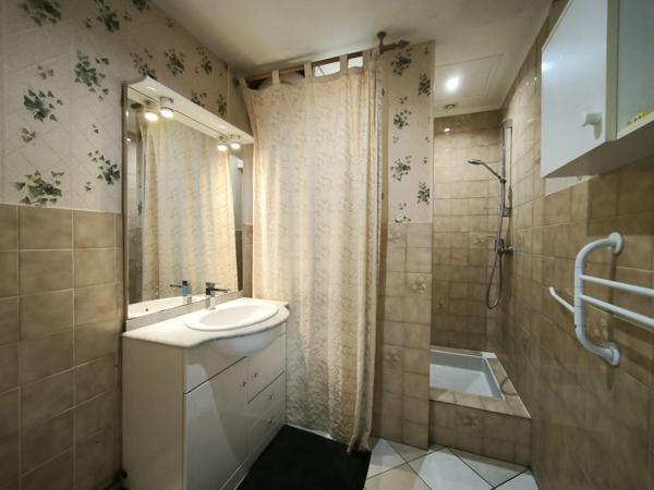 Givors-freydière appartement au second étage 77m² - 2 chambres-place de parking privative