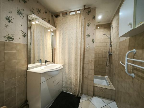 Givors-freydière appartement au second étage 77m² - 2 chambres-place de parking privative