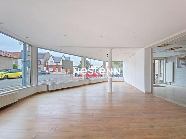 Ensemble immobilier composé d'un local commercial, hangar (plus de 500m² de stockage), et une habitation (précédemment destinée à la colotation). 273 500 euros.