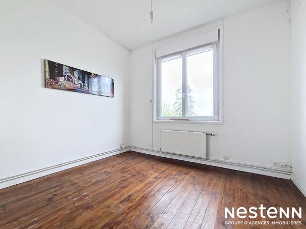 Ensemble immobilier composé d'un local commercial, hangar (plus de 500m² de stockage), et une habitation (précédemment destinée à la colotation). 273 500 euros.