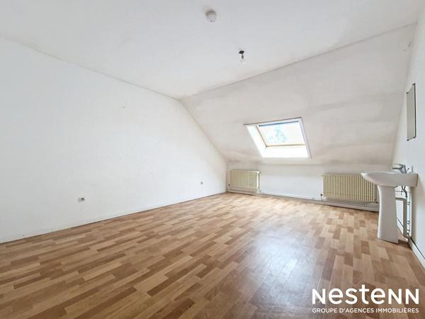 Ensemble immobilier composé d'un local commercial, hangar (plus de 500m² de stockage), et une habitation (précédemment destinée à la colotation). 273 500 euros.