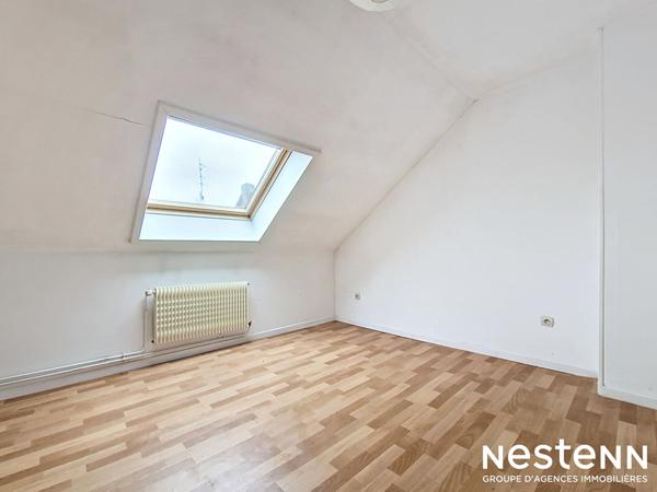 Ensemble immobilier composé d'un local commercial, hangar (plus de 500m² de stockage), et une habitation (précédemment destinée à la colotation). 273 500 euros.