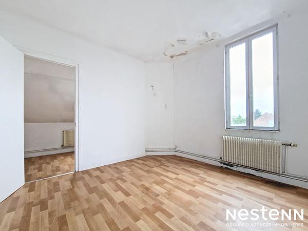 Ensemble immobilier composé d'un local commercial, hangar (plus de 500m² de stockage), et une habitation (précédemment destinée à la colotation). 273 500 euros.