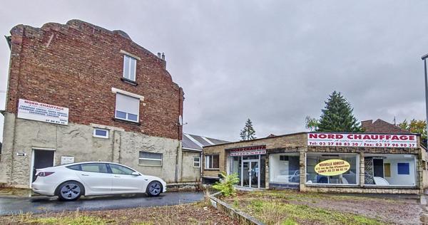 Ensemble immobilier composé d'un local commercial, hangar (plus de 500m² de stockage), et une habitation (précédemment destinée à la colotation). 273 500 euros.