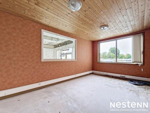 Ensemble immobilier composé d'un local commercial, hangar (plus de 500m² de stockage), et une habitation (précédemment destinée à la colotation). 273 500 euros.