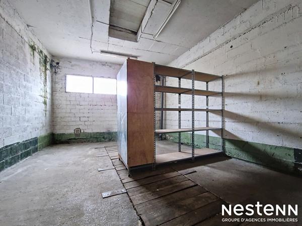 Ensemble immobilier composé d'un local commercial, hangar (plus de 500m² de stockage), et une habitation (précédemment destinée à la colotation). 273 500 euros.